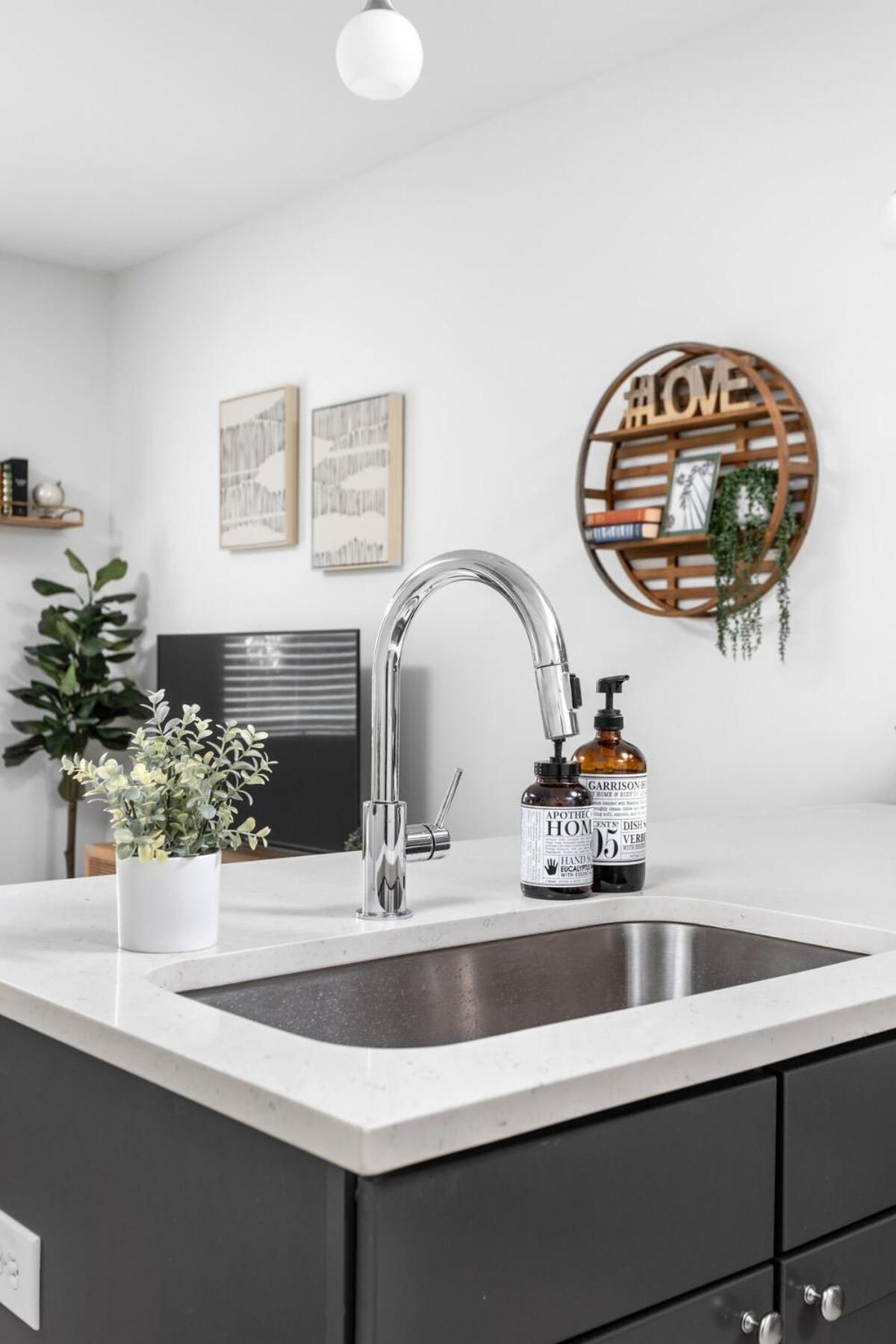 אינדיאנפוליס Cozysuites Modern Studio Steps From Broad Ripple מראה חיצוני תמונה